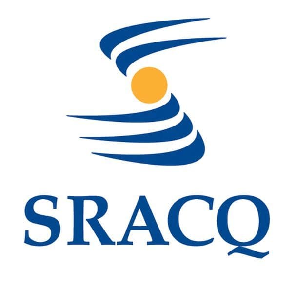Logo SRACQ représentant des vagues abstraites bleues et un cercle jaune au-dessus de l'acronyme « SRACQ » en bleu, sur fond blanc.