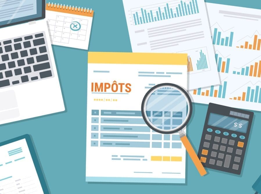 Un document fiscal portant la mention « IMPÔTS », avec une loupe, une calculatrice, des graphiques et un ordinateur portable posés sur un bureau, illustrant l'analyse financière et la préparation des déclarations fiscales.