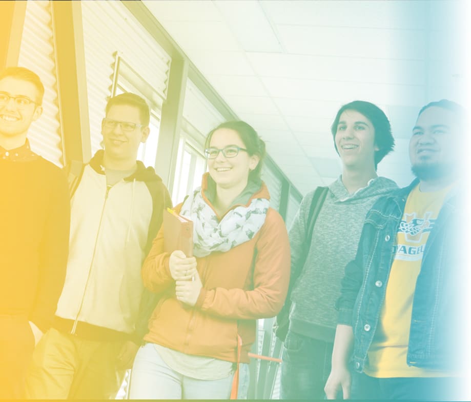 Cinq jeunes adultes marchent ensemble dans un couloir, le sourire aux lèvres, un sac à dos sur le dos. L'image est recouverte d'un dégradé chaleureux de jaune et de bleu, ce qui lui confère une ambiance lumineuse et joyeuse.