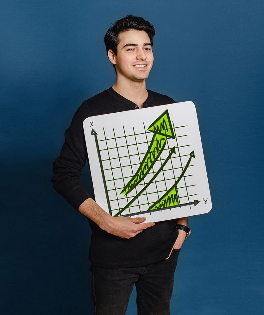 étudiant tenant un graphique