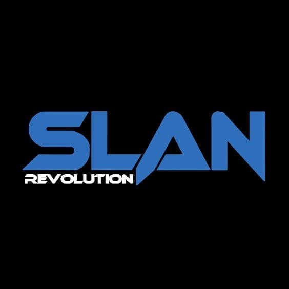 Le texte « SLAN » en bleu, avec « REVOLUTION » en blanc en dessous, le tout sur fond noir. La police est en gras et moderne, avec des angles marqués au niveau des lettres.