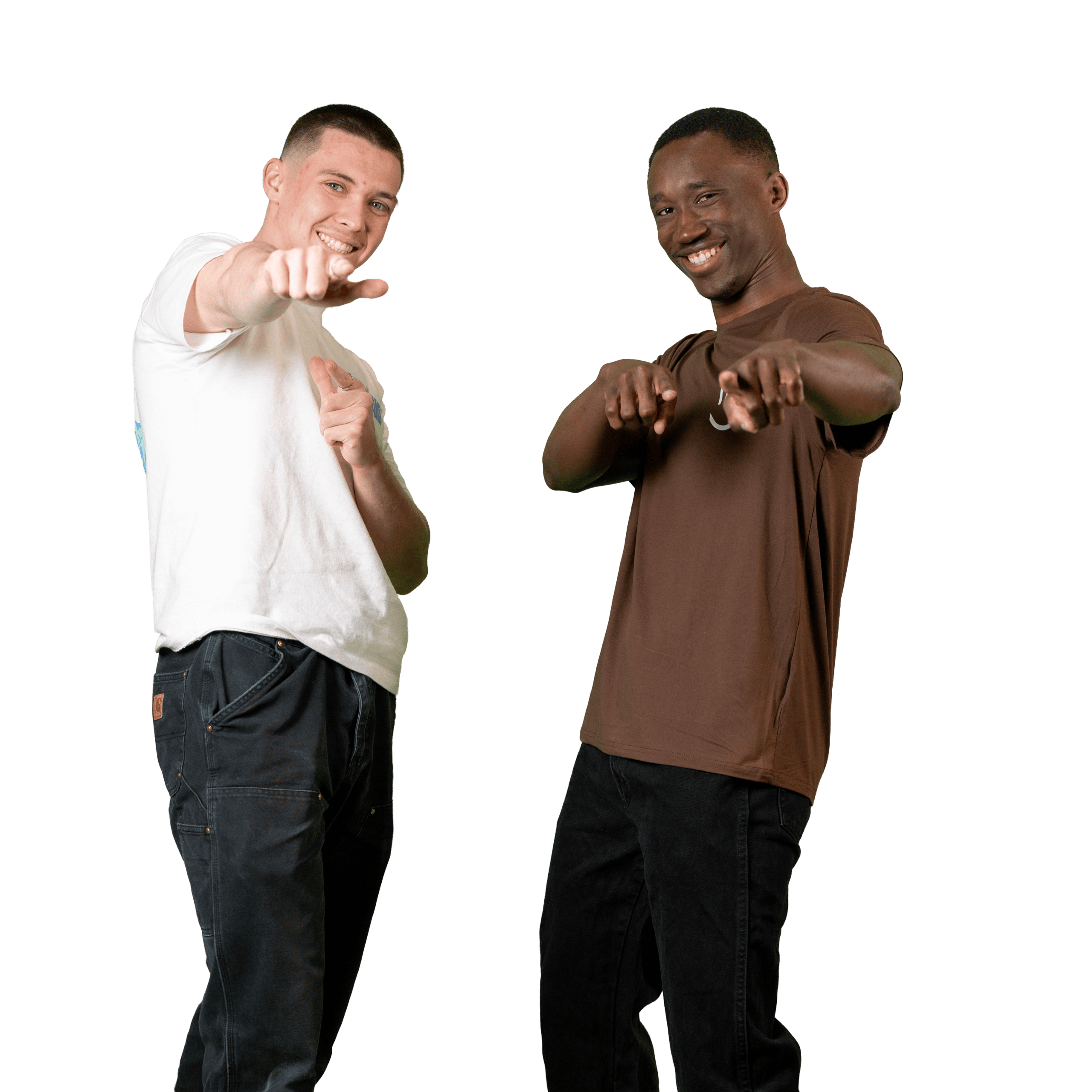 Deux hommes debout, souriants, qui pointent tous les deux la main vers l'appareil photo d'un air espiègle. L'un porte un t-shirt blanc, l'autre un t-shirt marron. L'arrière-plan est d'un blanc uni.