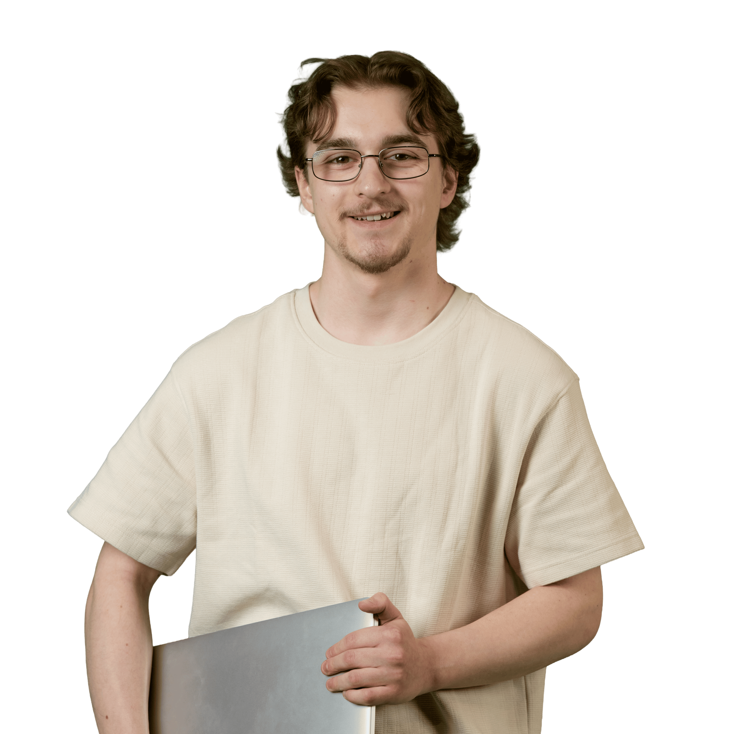 Jeune personne portant des lunettes et un t-shirt beige clair, souriante, tenant un ordinateur portable fermé devant un fond blanc uni.