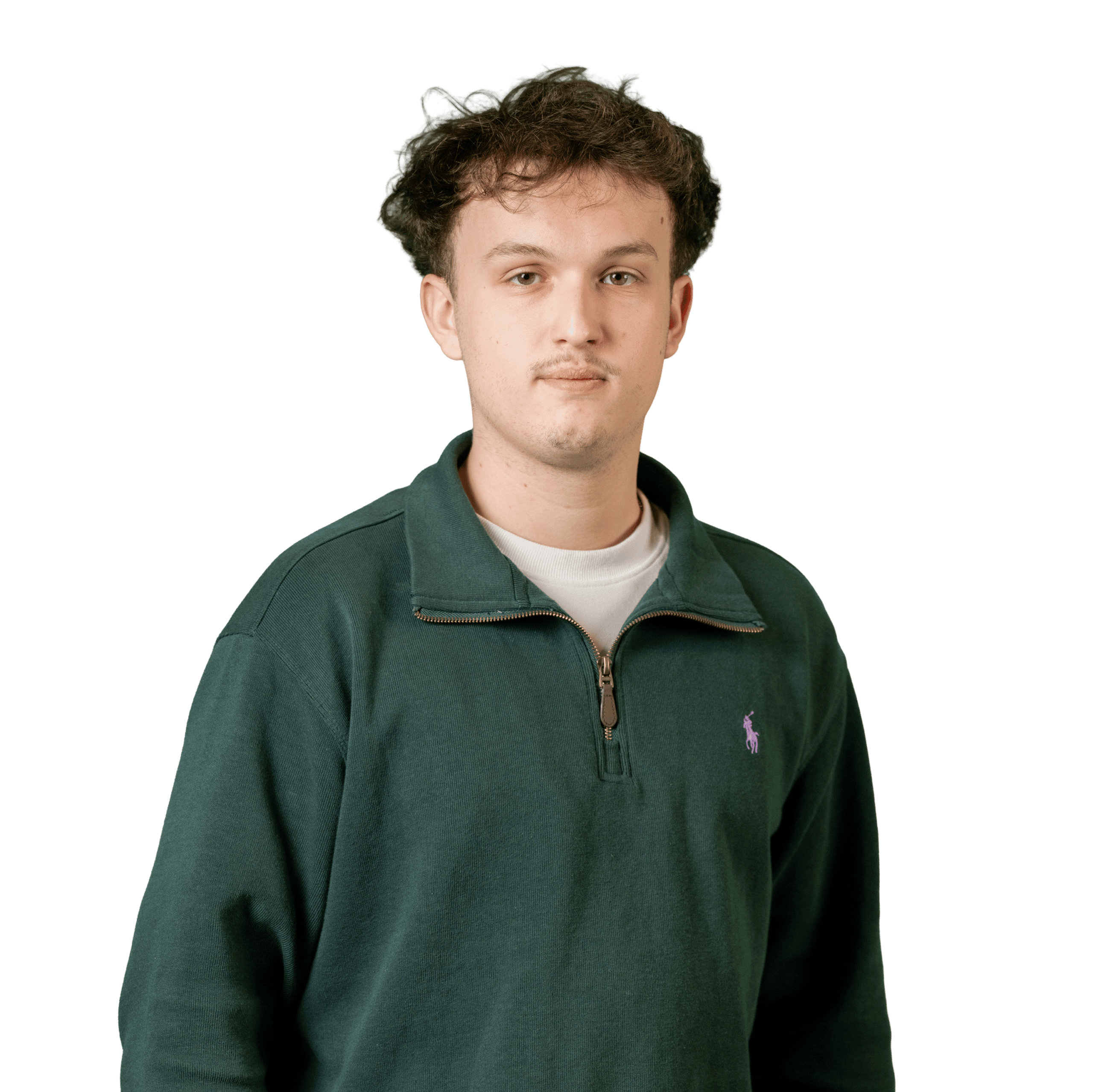 Un jeune homme aux cheveux courts, bouclés et foncés porte un pull vert foncé à fermeture éclair par-dessus un t-shirt blanc. Il se tient debout devant un fond blanc uni, le regard tourné vers l'avant, l'expression neutre.
