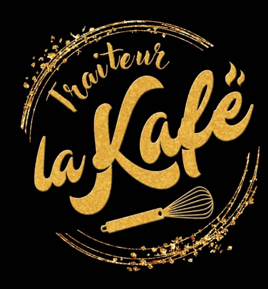 Le texte doré indique « Traiteur la Kafé » en caractères cursifs, entouré de touches dorées et d’une illustration représentant un fouet sur fond noir.