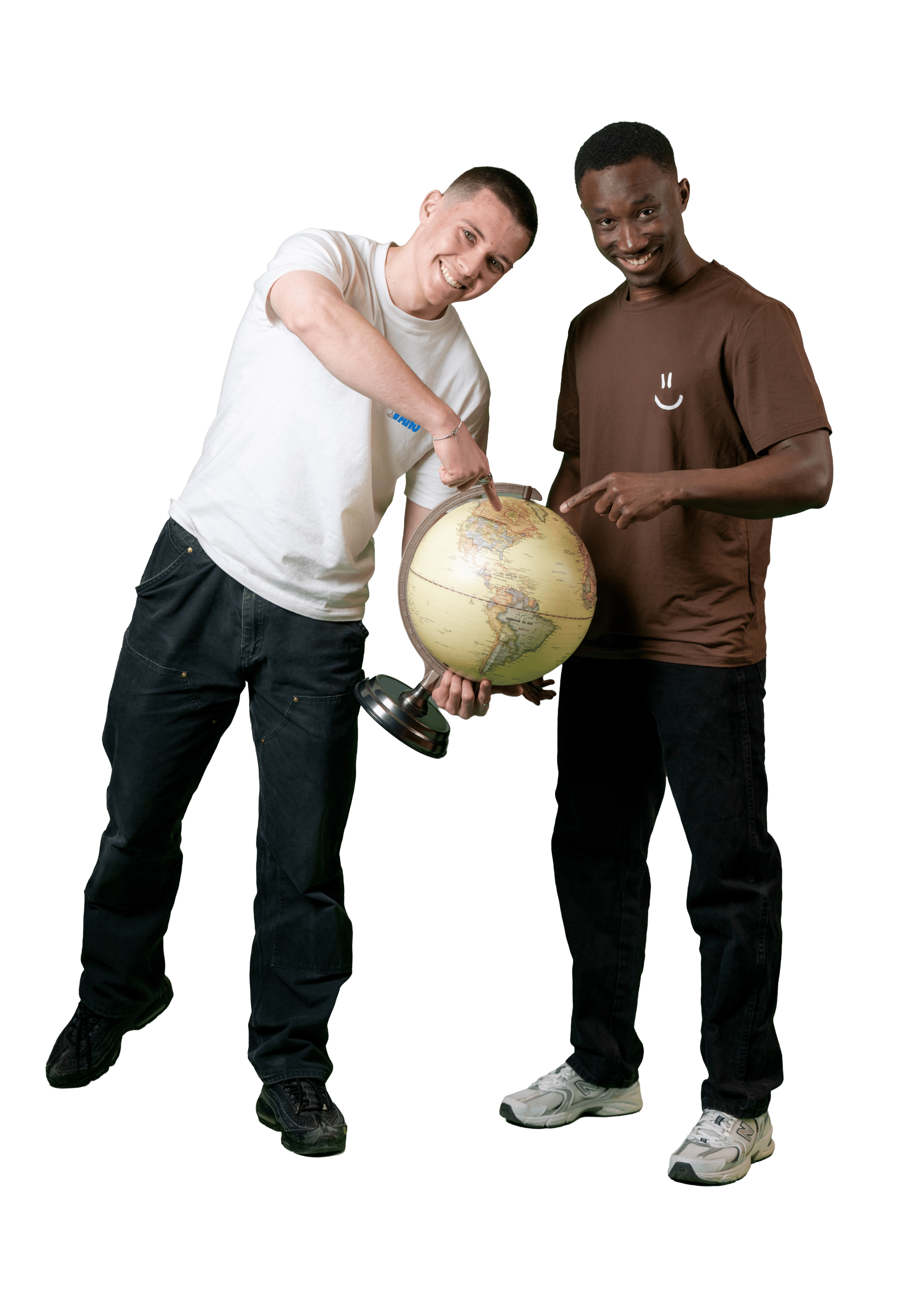 Deux hommes se tiennent debout, souriants, tenant ensemble un globe terrestre. Tous deux désignent un endroit précis sur le globe, et l'arrière-plan est d'un blanc uni.